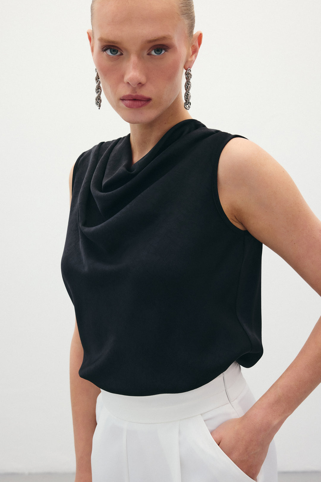 Sateen Blouse en satin à col dégagé - Noir