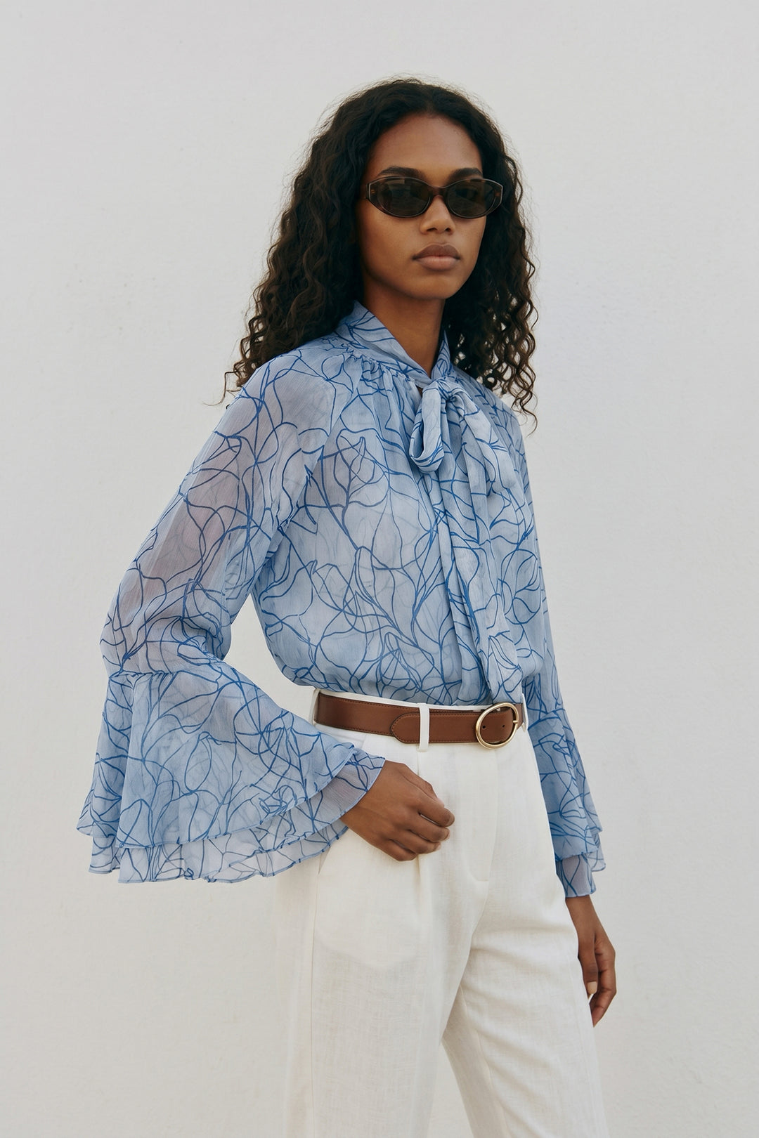 Sateen Blouse avec foulard imprimé - Bleu