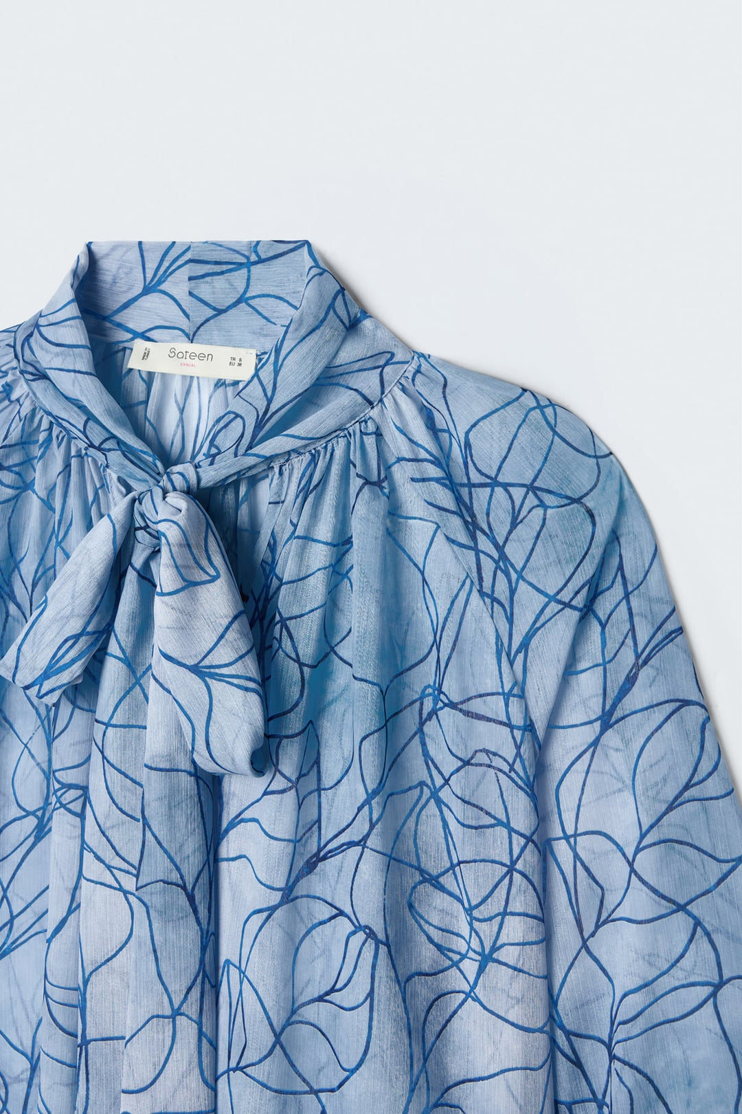 Sateen Blouse avec foulard imprimé - Bleu