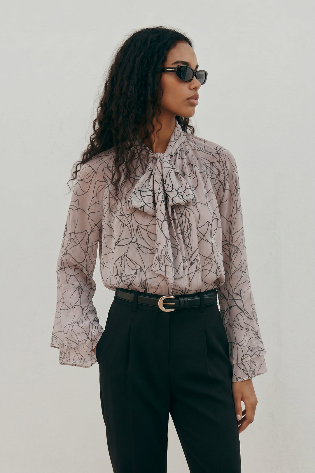 Sateen Blouse avec foulard imprimé - Noir