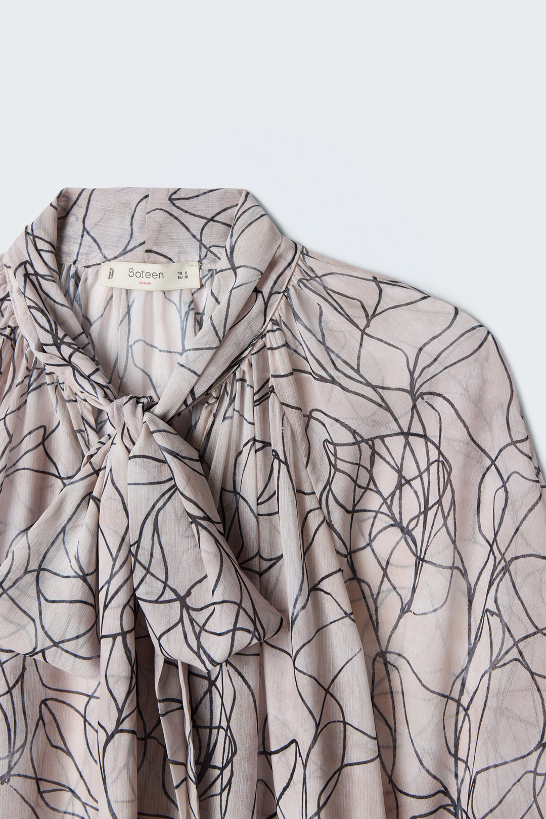 Sateen Blouse avec foulard imprimé - Noir