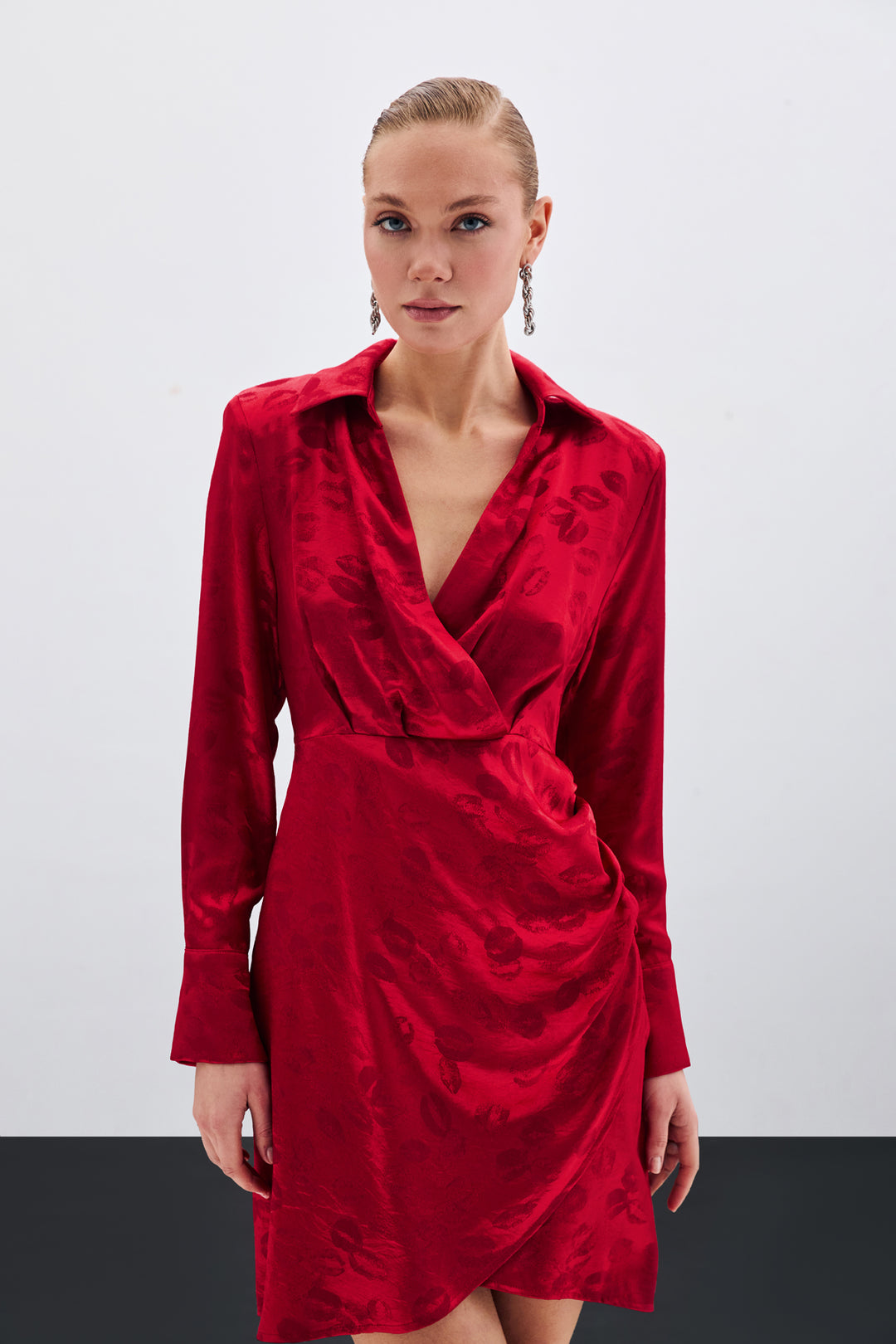 Sateen Robe croisée à motifs - Rouge