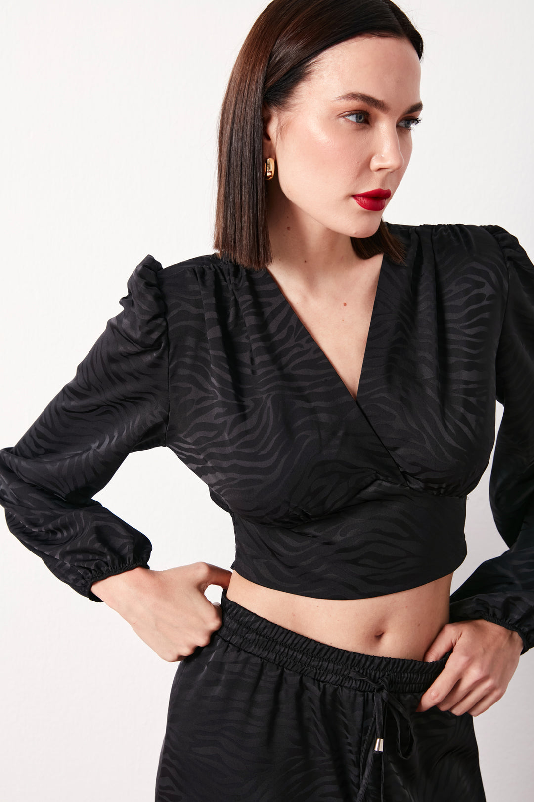 Sateen Blouse en satin à motifs croisés - Noir