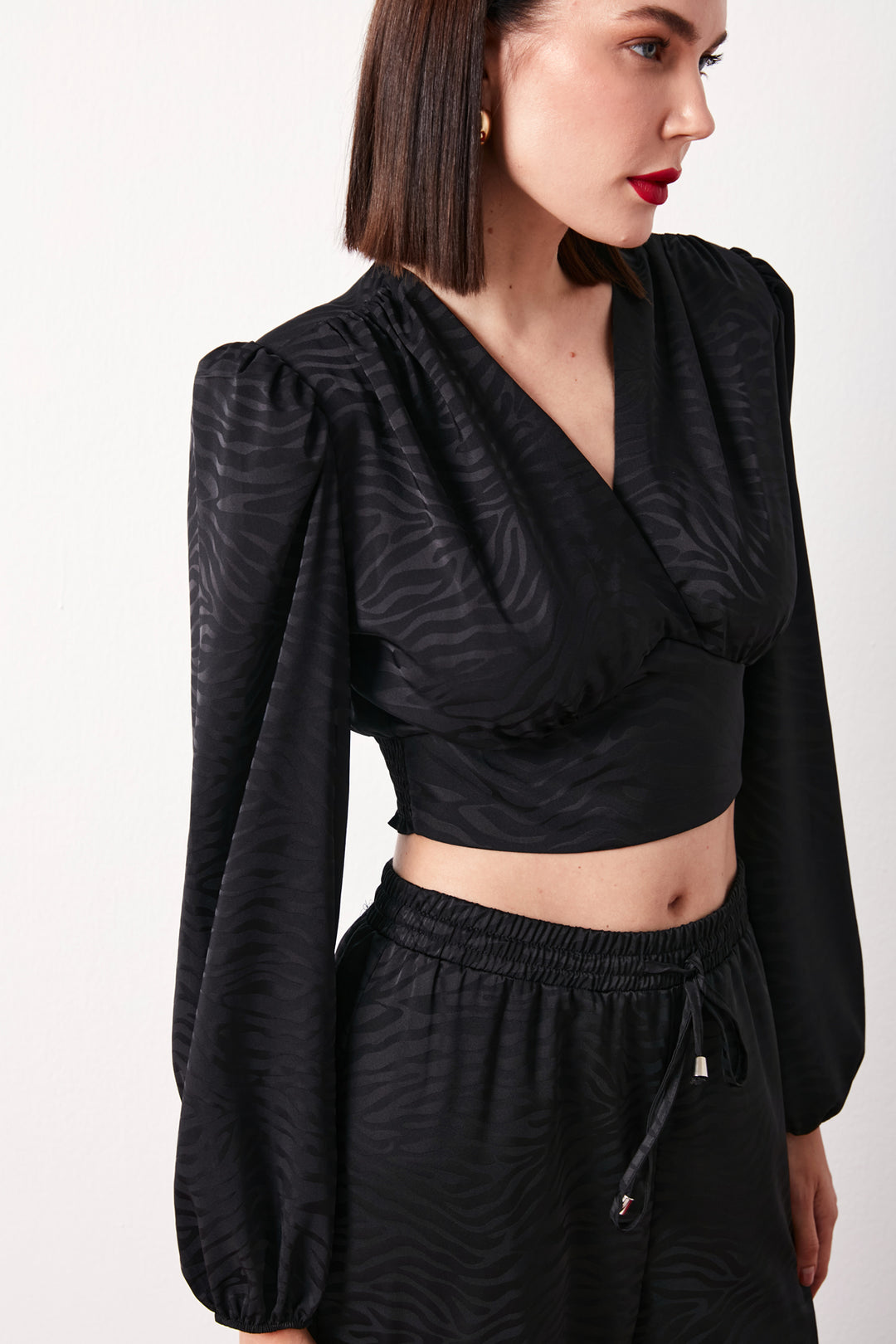 Sateen Blouse en satin à motifs croisés - Noir