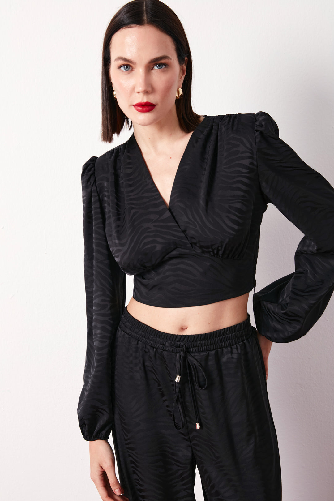 Sateen Blouse en satin à motifs croisés - Noir