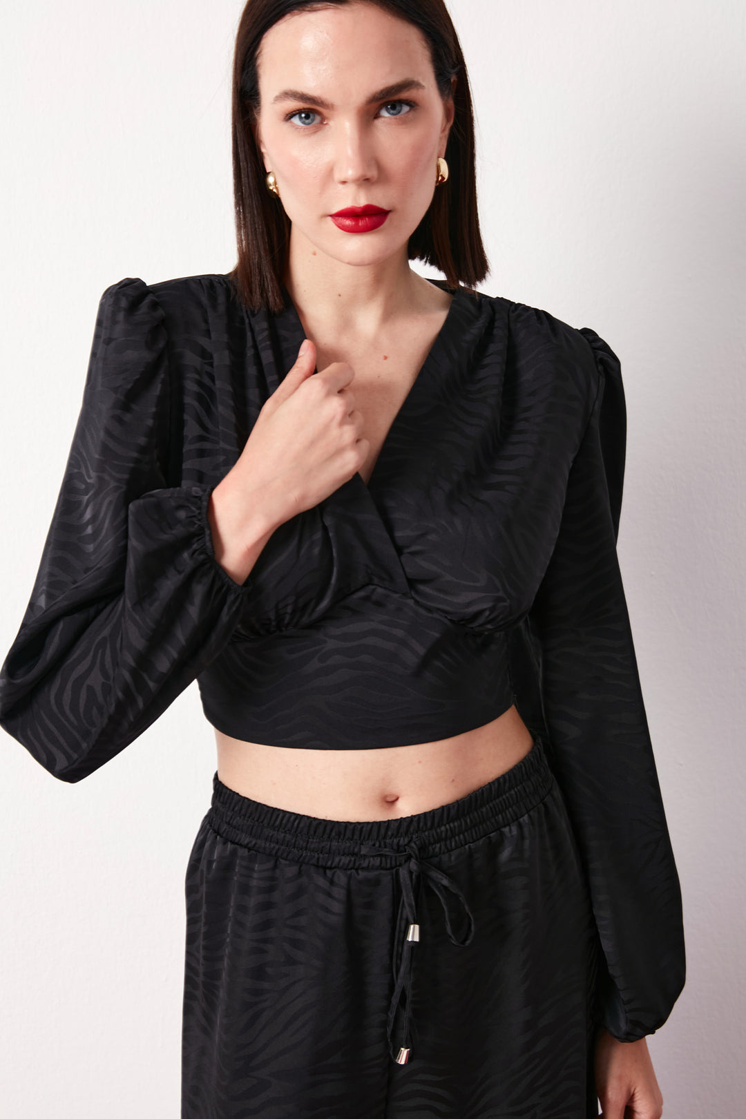 Sateen Blouse en satin à motifs croisés - Noir
