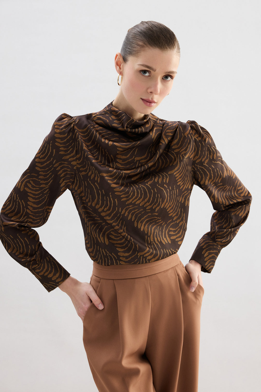 Sateen Blouse imprimée avec détails drapés - Marron