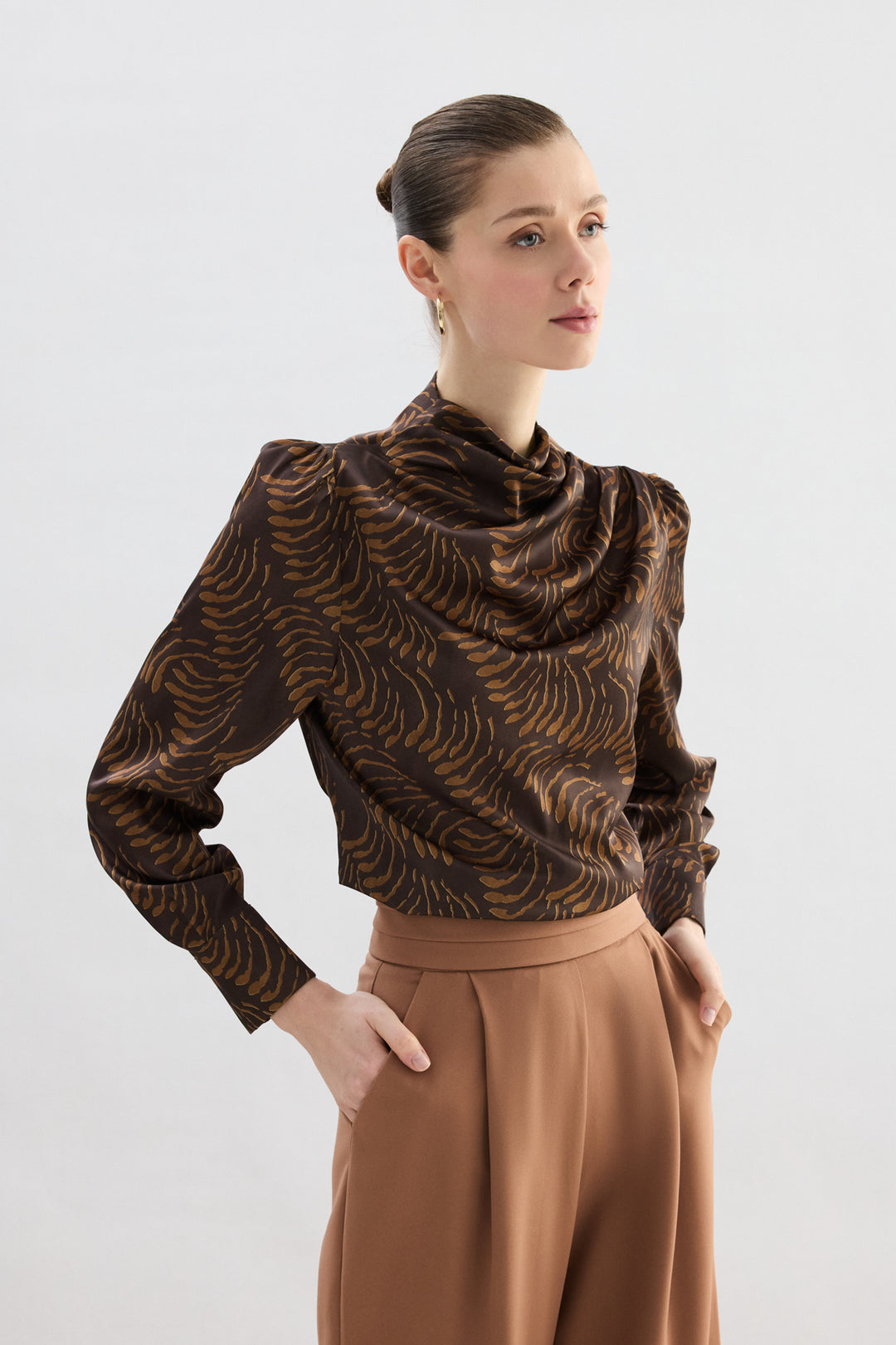 Sateen Blouse imprimée avec détails drapés - Marron