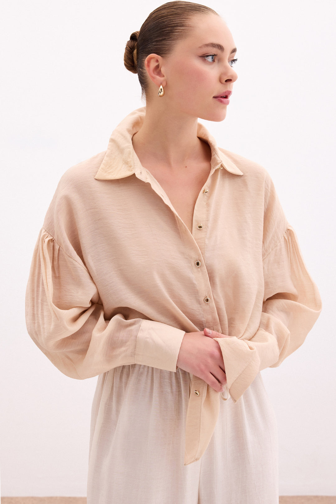 Sateen Chemisier Fin avec Accessoire de Bouton - Beige