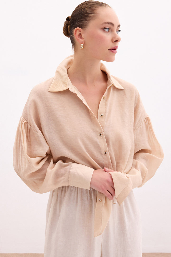 Sateen Chemisier Fin avec Accessoire de Bouton - Beige