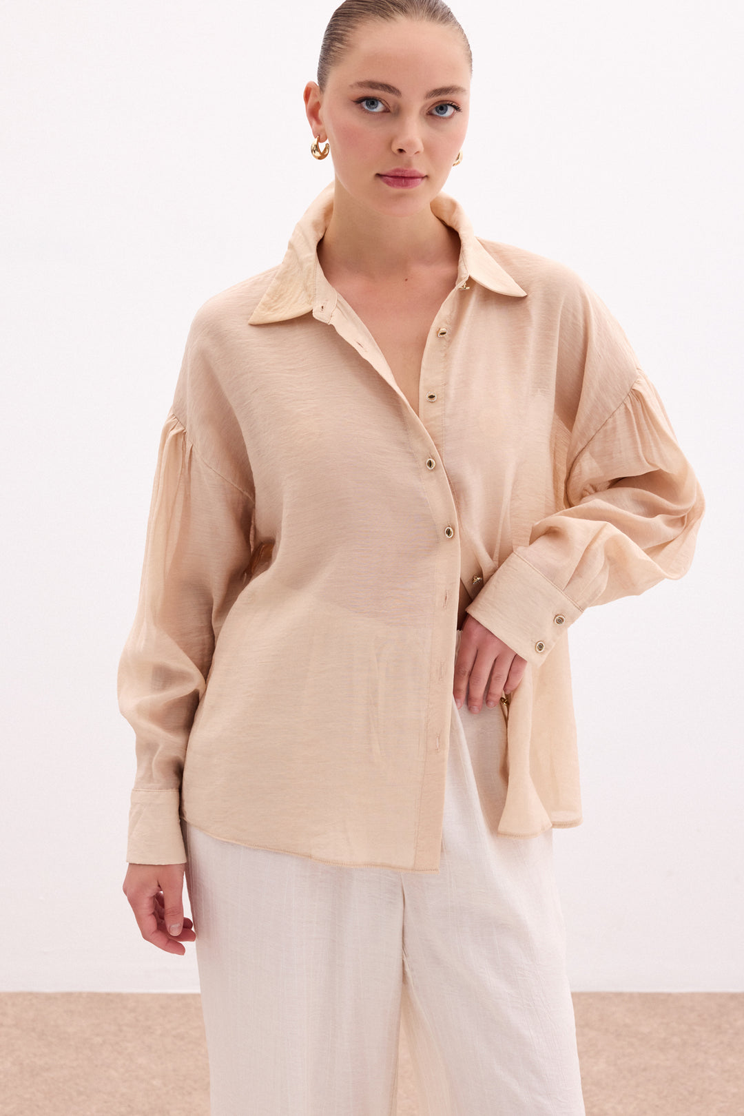 Sateen Chemisier Fin avec Accessoire de Bouton - Beige