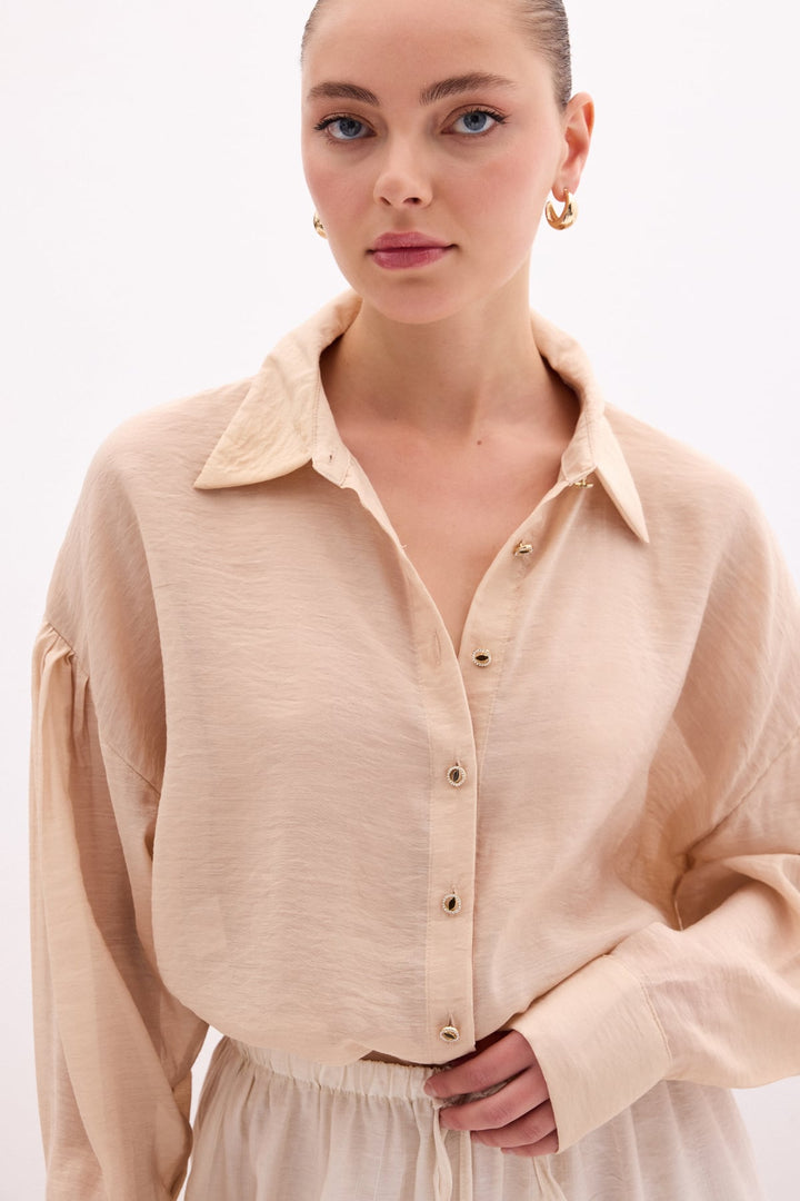 Sateen Chemisier Fin avec Accessoire de Bouton - Beige