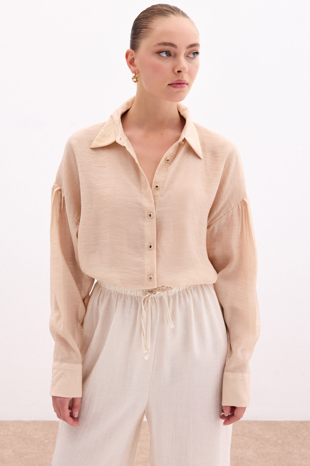 Sateen Chemisier Fin avec Accessoire de Bouton - Beige