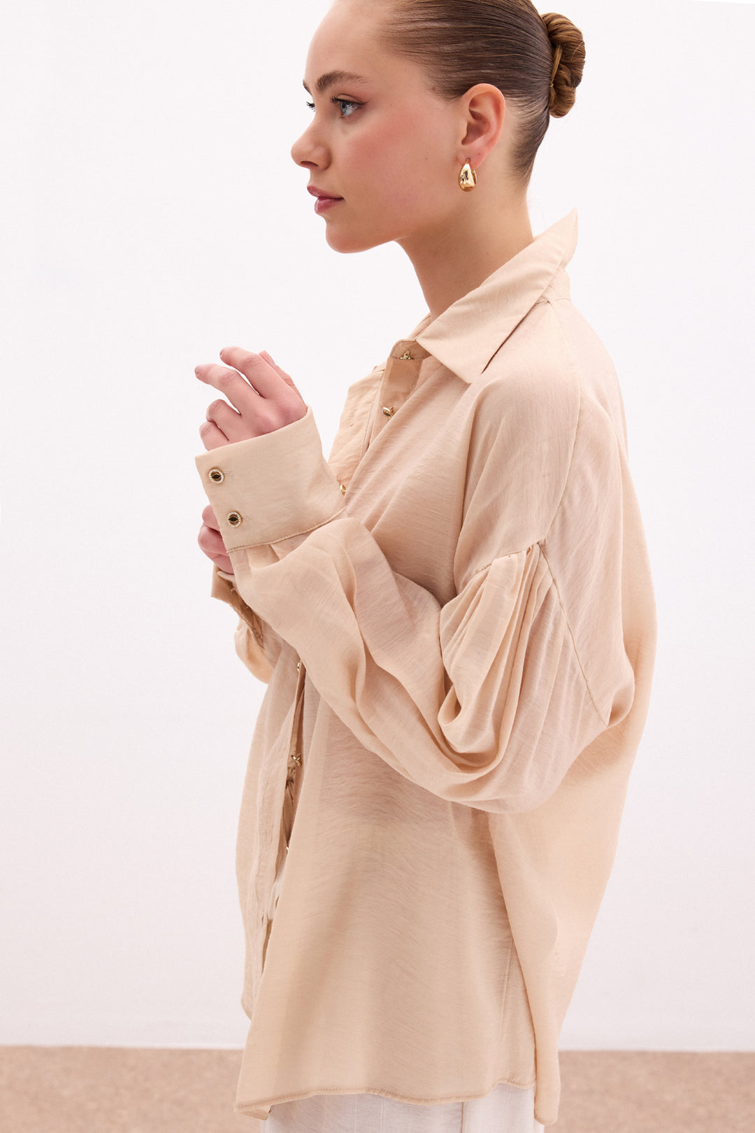 Sateen Chemisier Fin avec Accessoire de Bouton - Beige