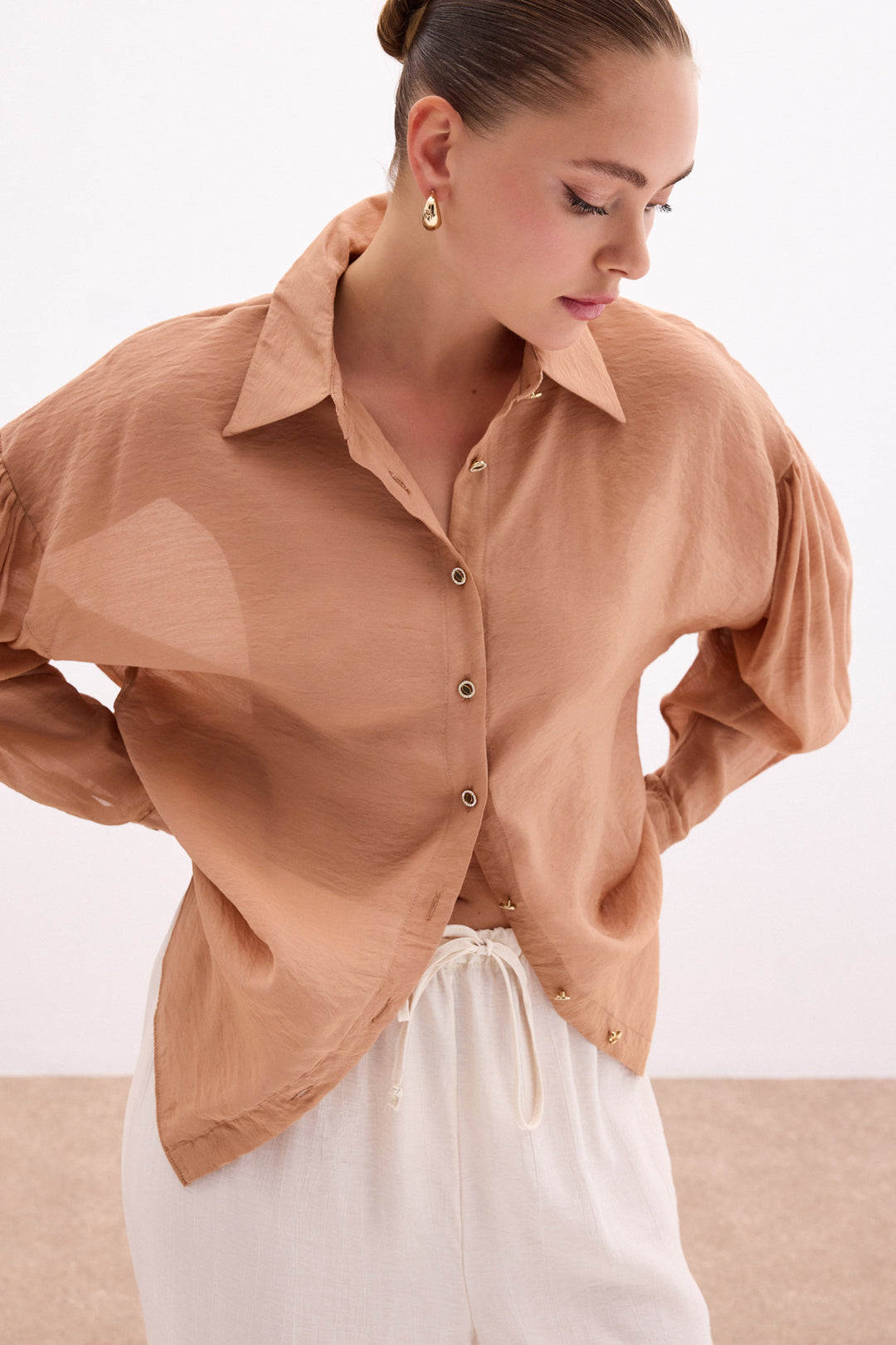 Sateen Chemisier Fin avec Accessoire de Bouton - camel
