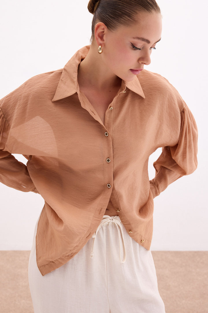 Sateen Chemisier Fin avec Accessoire de Bouton - camel