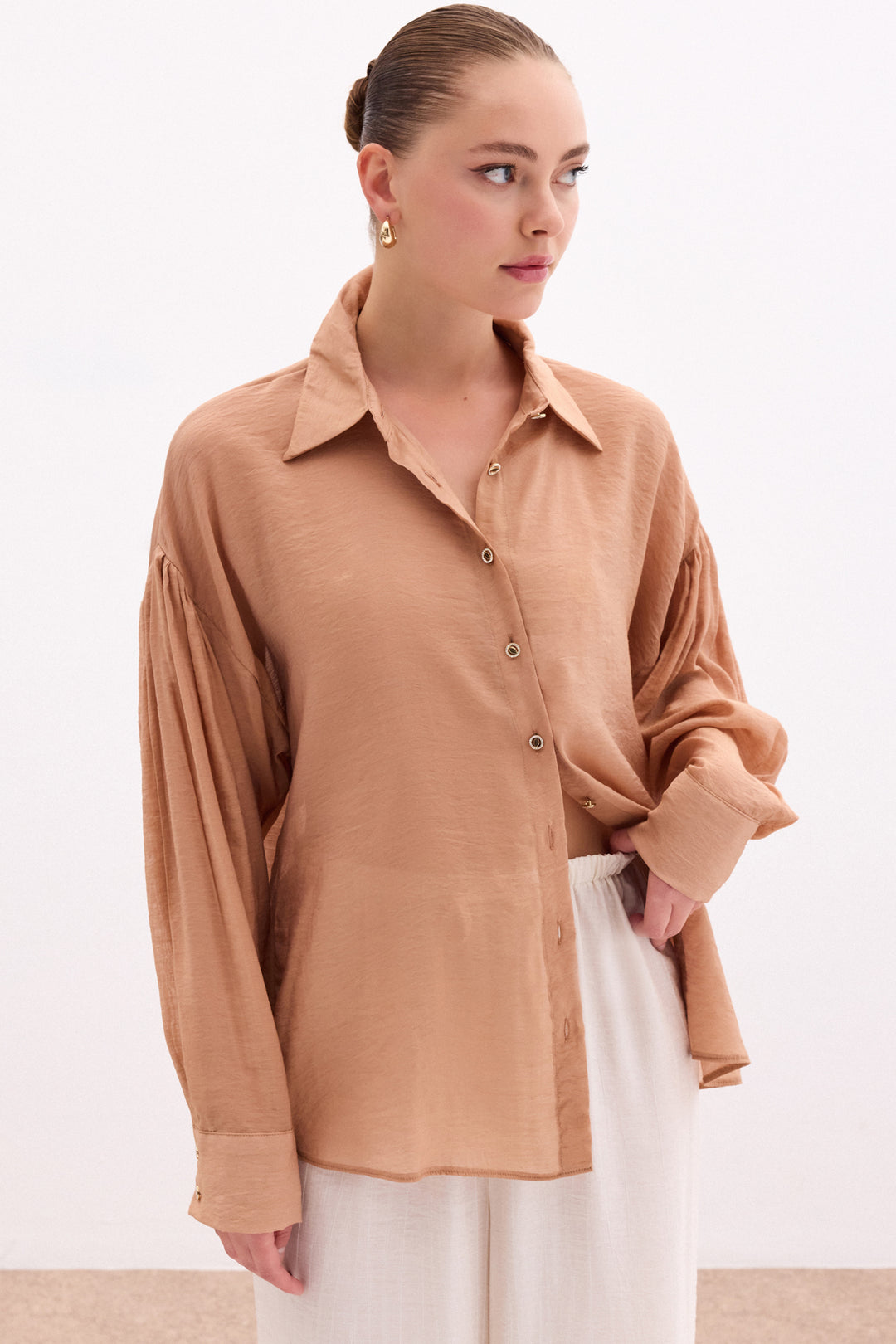 Sateen Chemisier Fin avec Accessoire de Bouton - camel