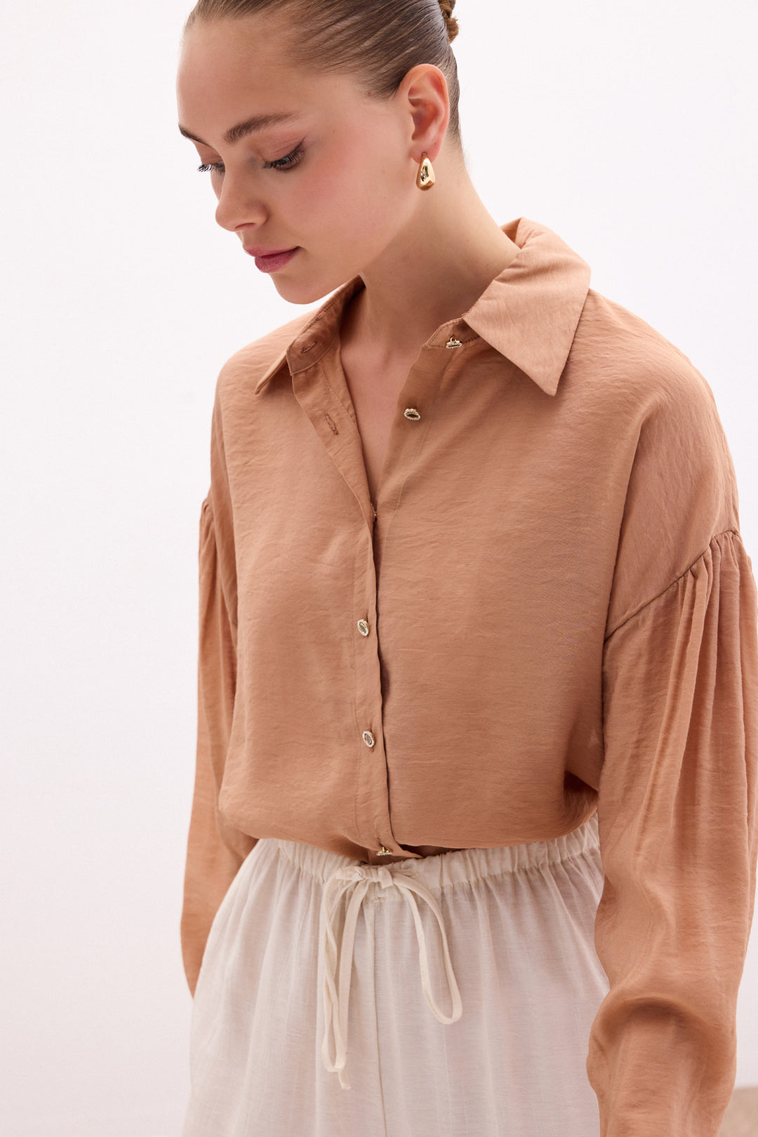 Sateen Chemisier Fin avec Accessoire de Bouton - camel