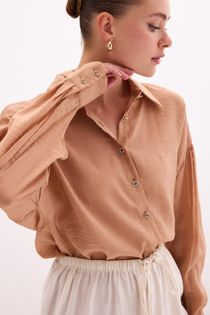 Sateen Chemisier Fin avec Accessoire de Bouton - camel