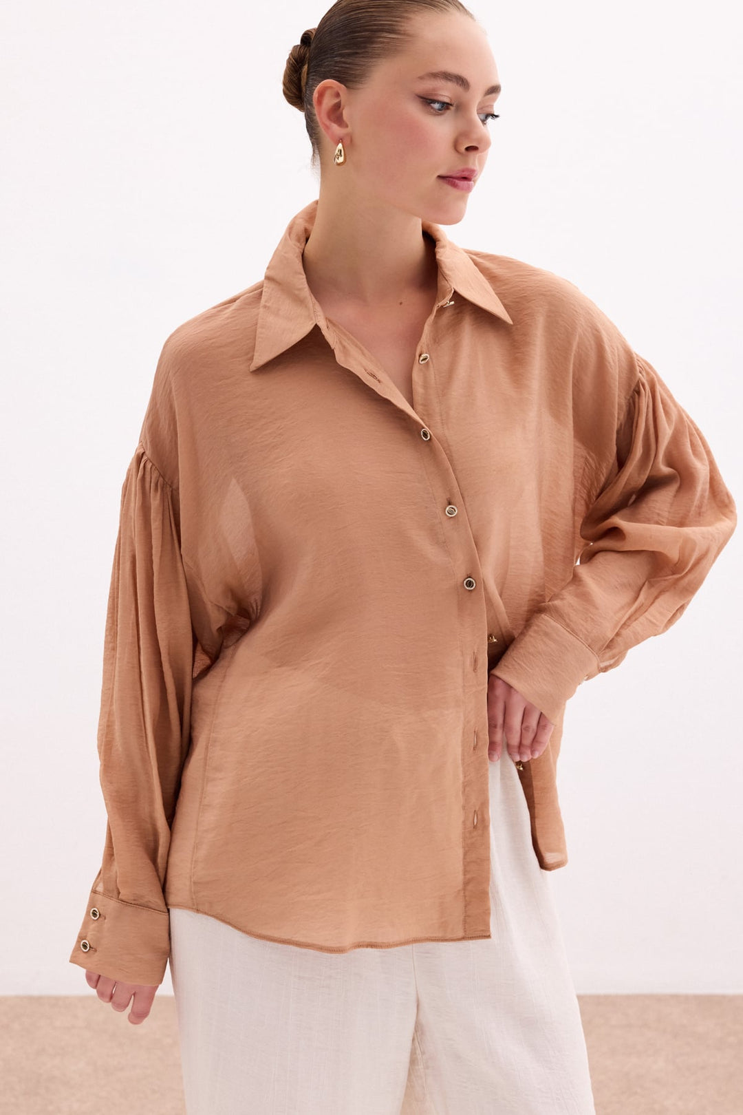 Sateen Chemisier Fin avec Accessoire de Bouton - camel