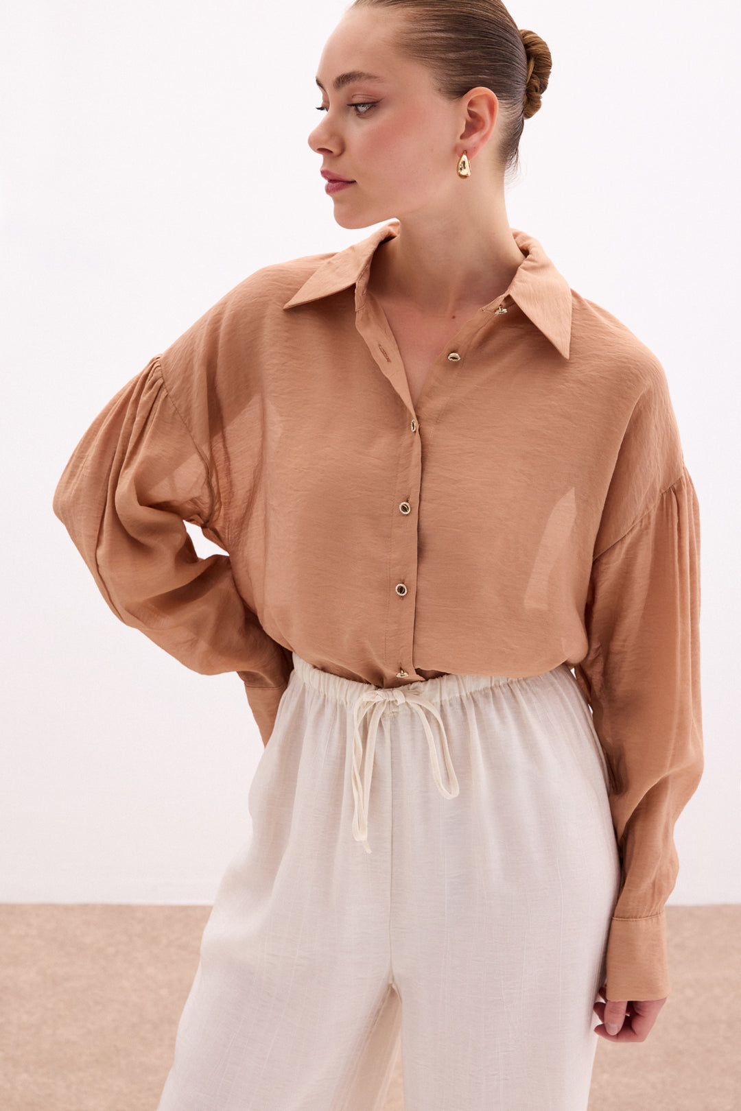 Sateen Chemisier Fin avec Accessoire de Bouton - camel