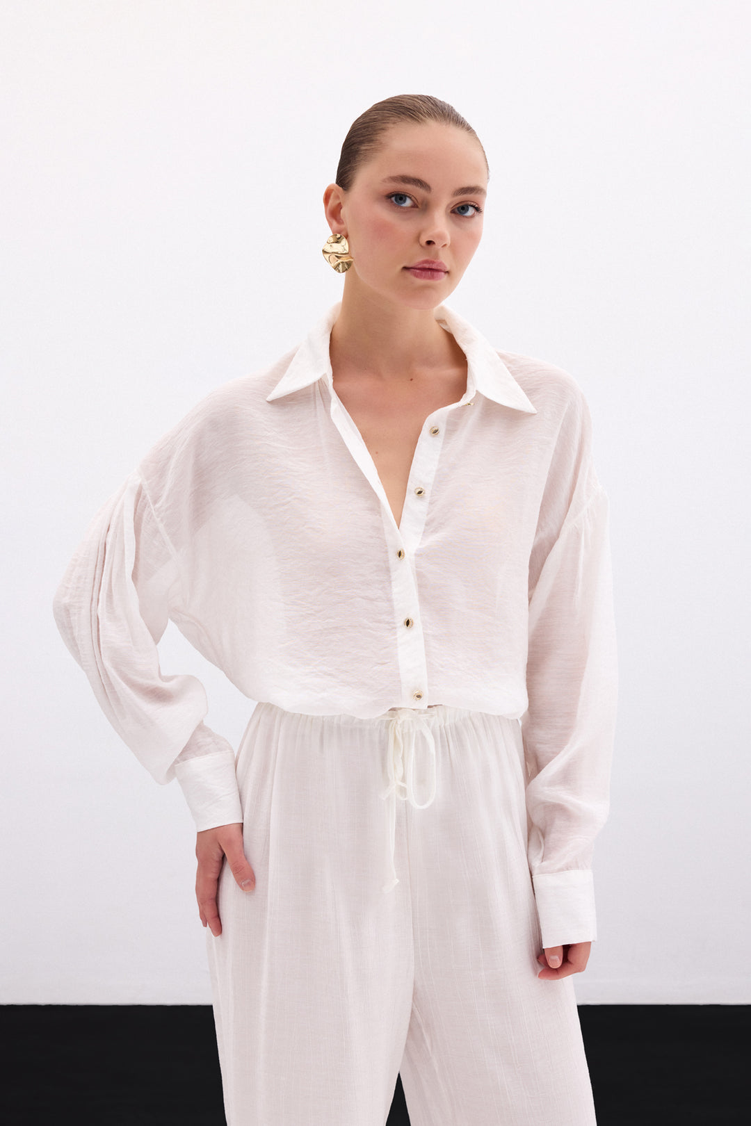Sateen Chemisier Fin avec Accessoire de Bouton - Écru