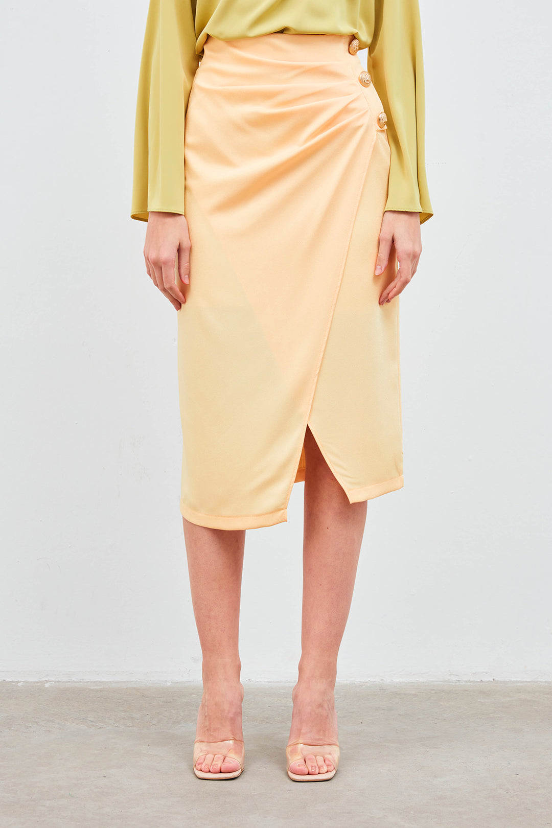 Sateen Jupe en crêpe satin avec accessoires en bouton - Jaune