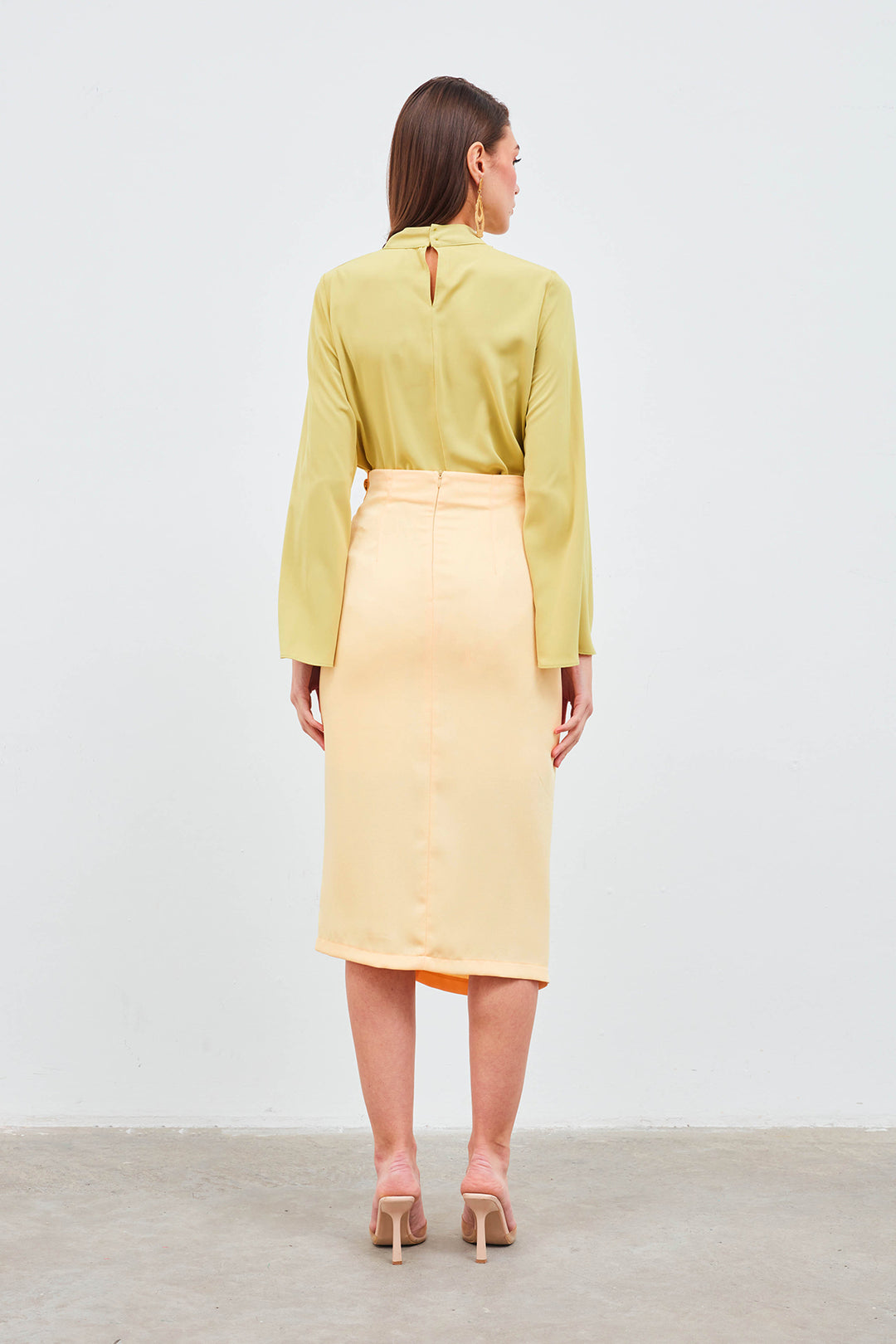 Sateen Jupe en crêpe satin avec accessoires en bouton - Jaune