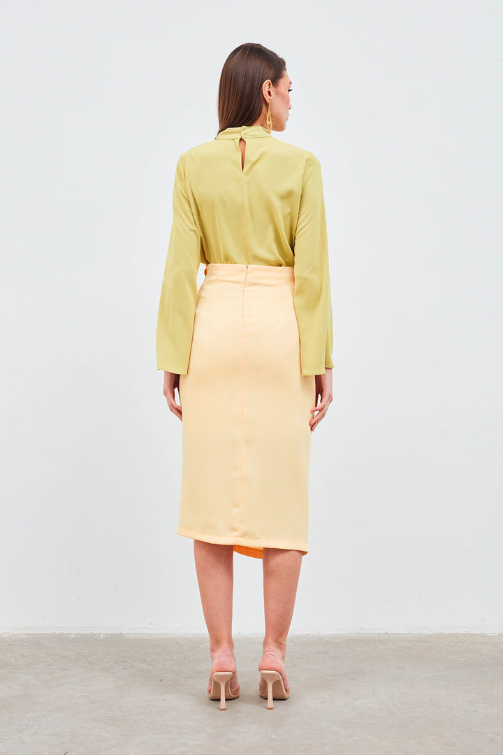 Sateen Jupe en crêpe satin avec accessoires en bouton - Jaune