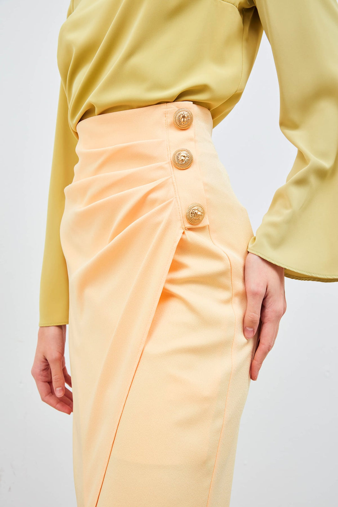 Sateen Jupe en crêpe satin avec accessoires en bouton - Jaune