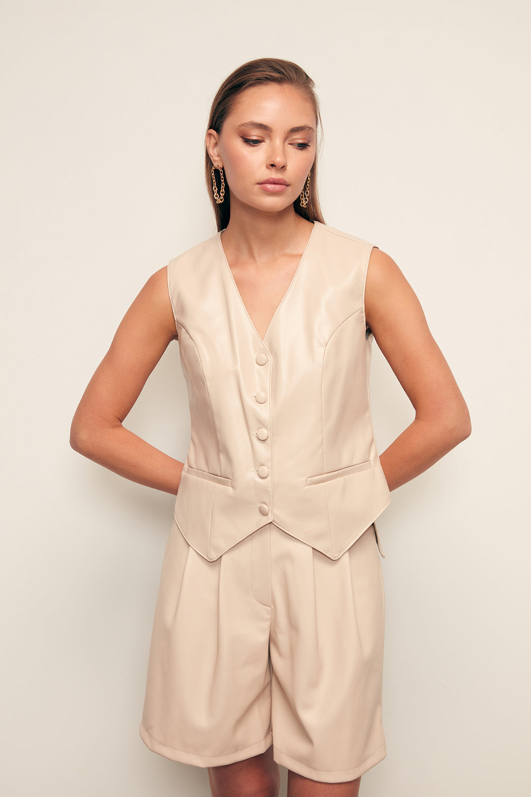 Sateen Gilet en cuir avec détails de boutons - Pierre