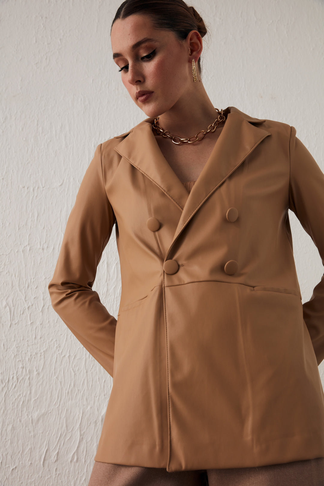 Sateen Veste en cuir croisée à détails de boutons - Beige