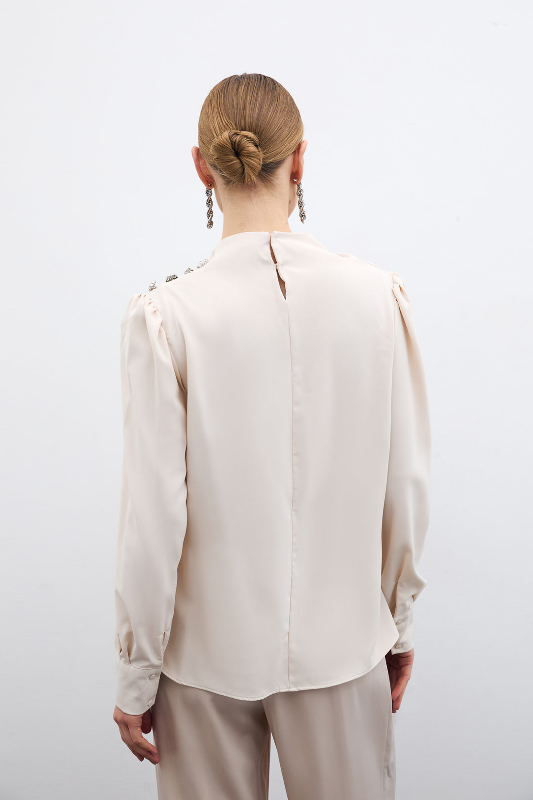 Sateen Blouse avec détails de boutons en pierre - Beige
