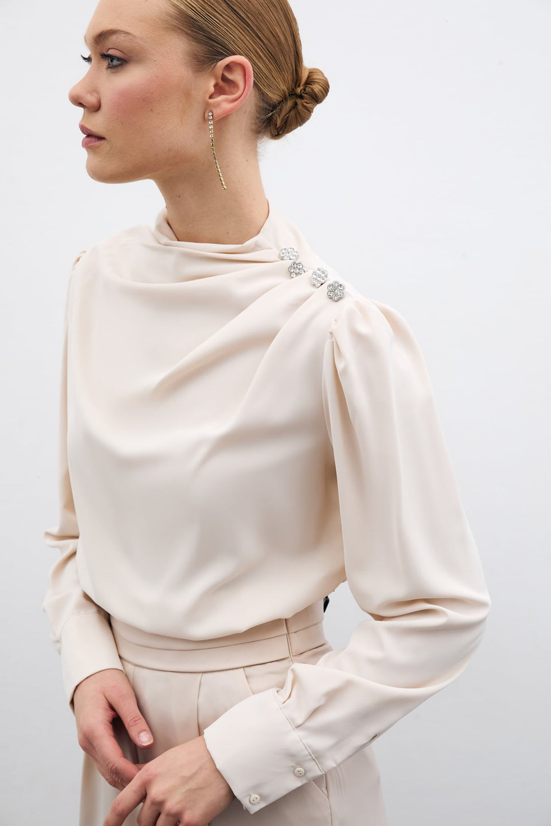 Sateen Blouse avec détails de boutons en pierre - Beige