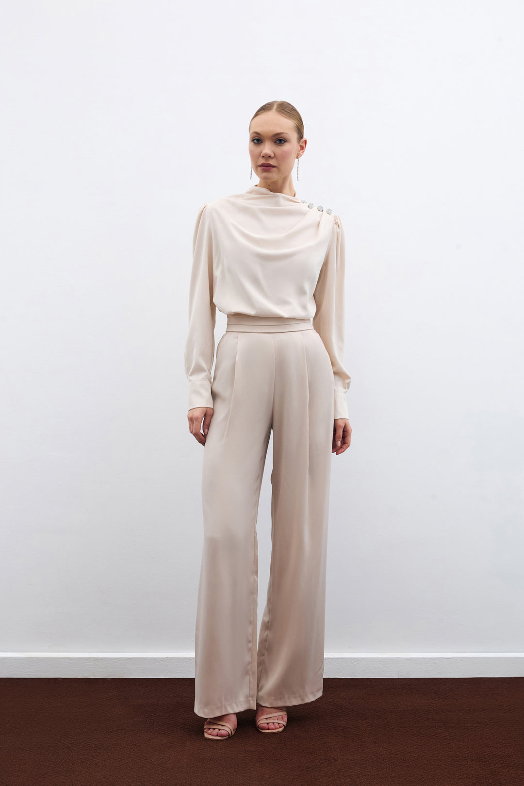Sateen Blouse avec détails de boutons en pierre - Beige