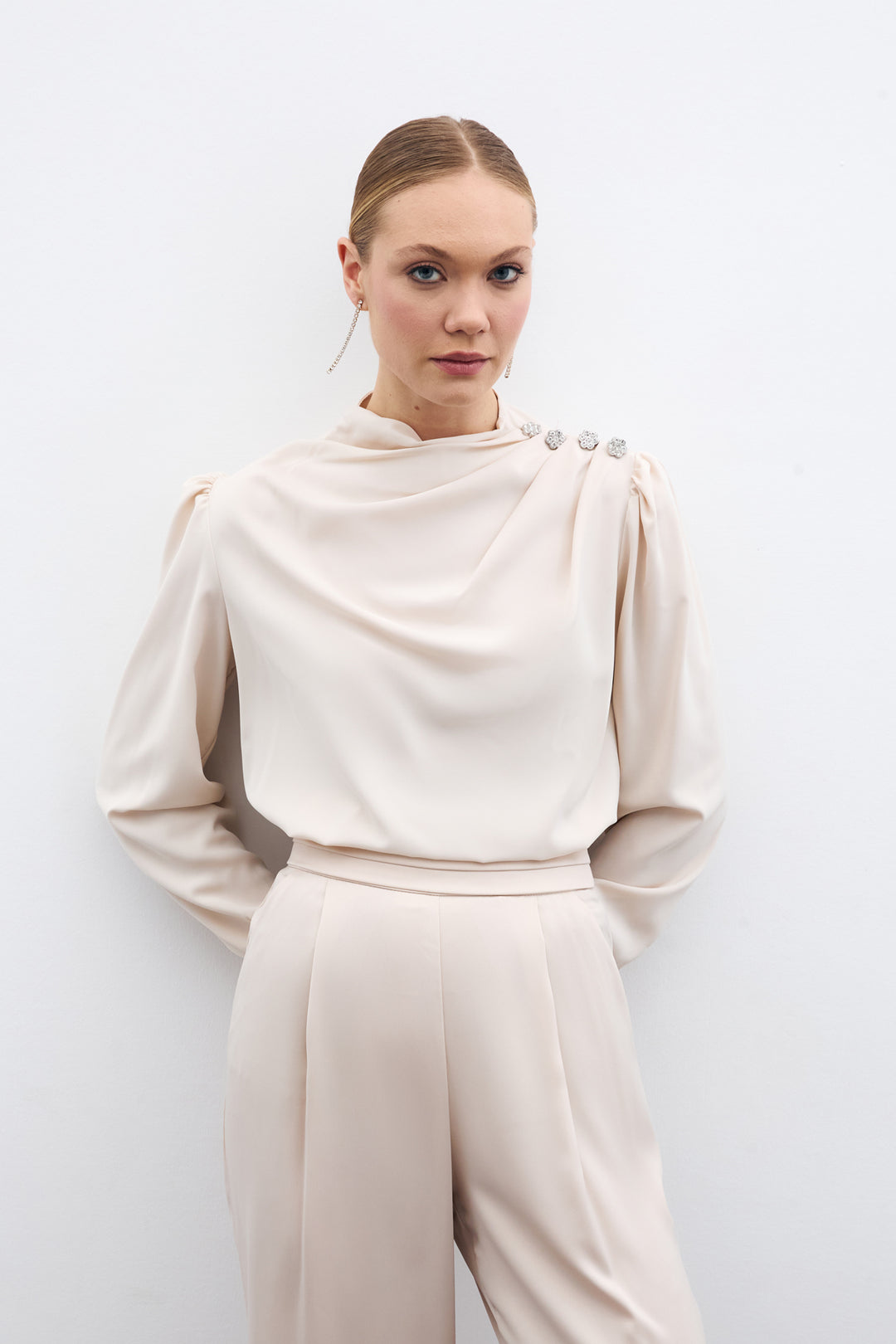 Sateen Blouse avec détails de boutons en pierre - Beige