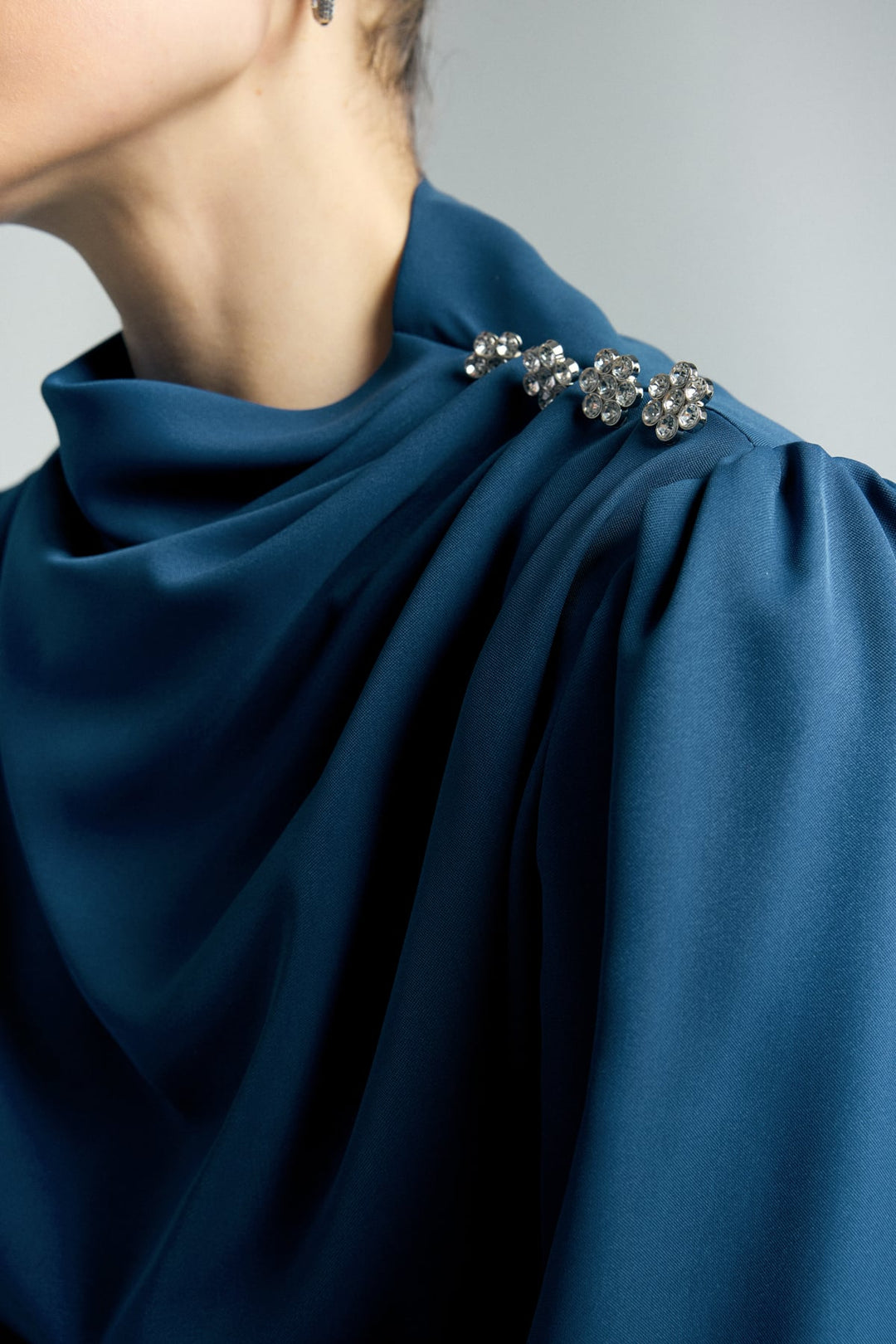Sateen Blouse avec détails de boutons en pierre - Indigo