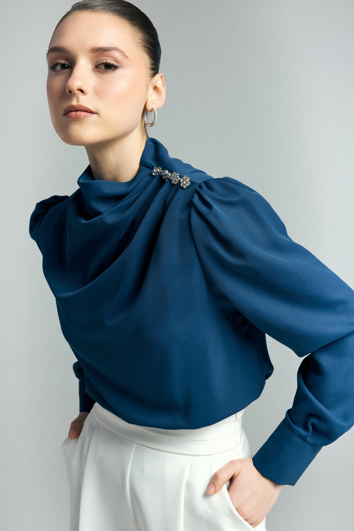 Sateen Blouse avec détails de boutons en pierre - Indigo