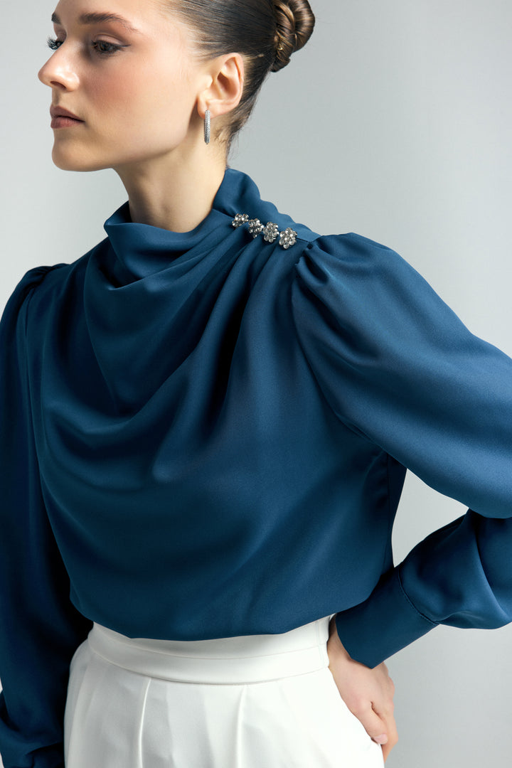 Sateen Blouse avec détails de boutons en pierre - Indigo