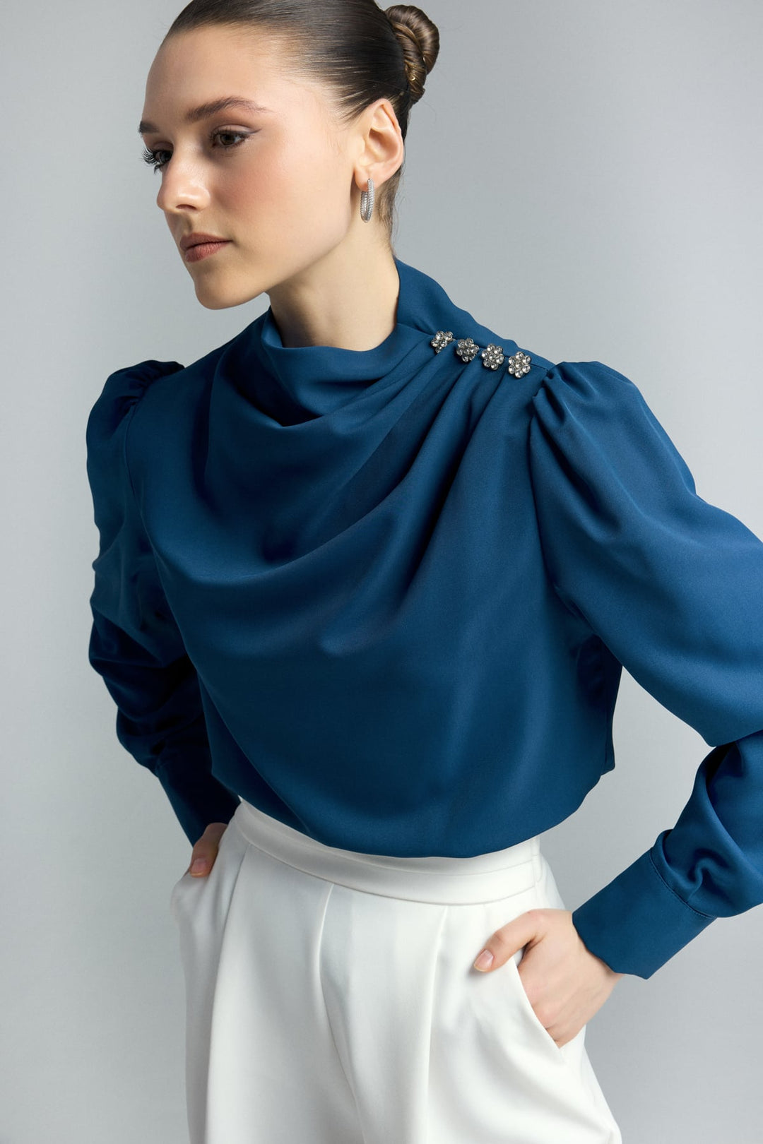 Sateen Blouse avec détails de boutons en pierre - Indigo