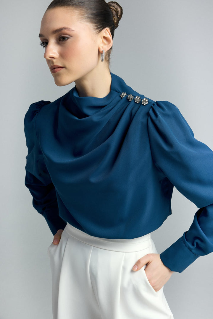 Sateen Blouse avec détails de boutons en pierre - Indigo