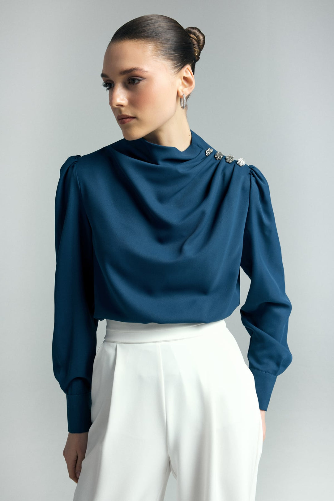 Sateen Blouse avec détails de boutons en pierre - Indigo