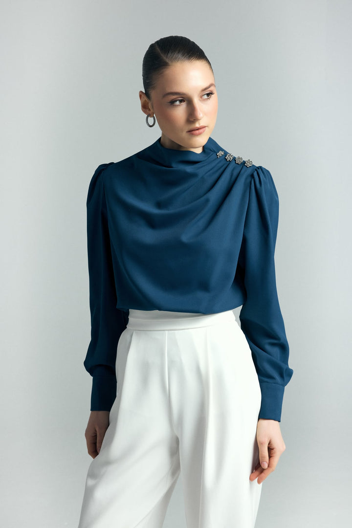 Sateen Blouse avec détails de boutons en pierre - Indigo