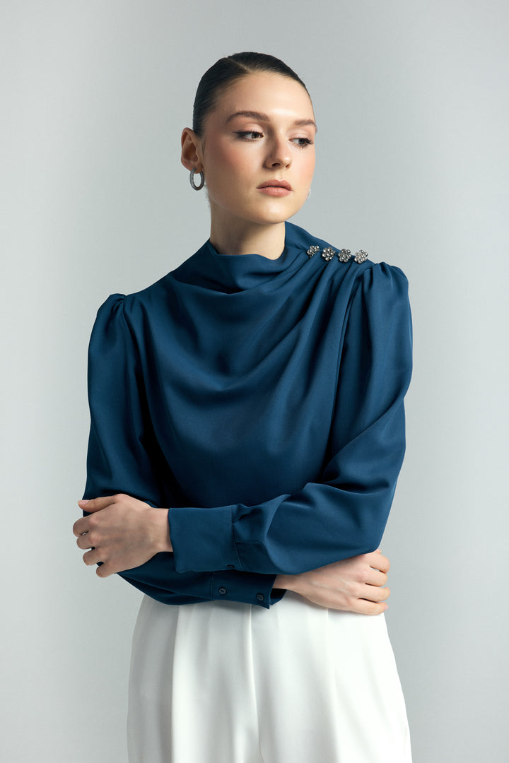 Sateen Blouse avec détails de boutons en pierre - Indigo