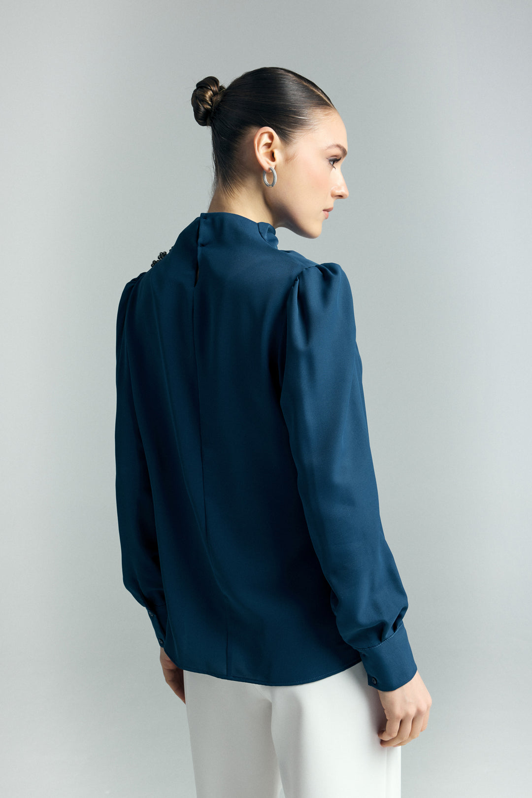 Sateen Blouse avec détails de boutons en pierre - Indigo