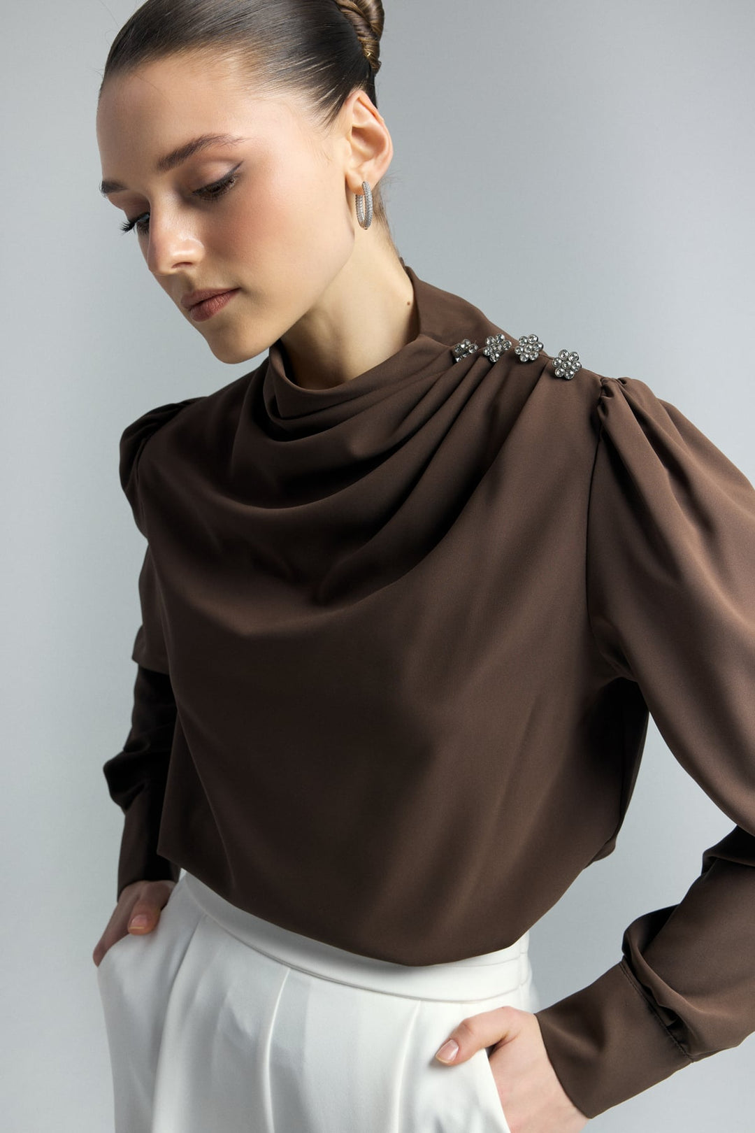 Sateen Blouse à Détails de Boutons et Pierre - Marron