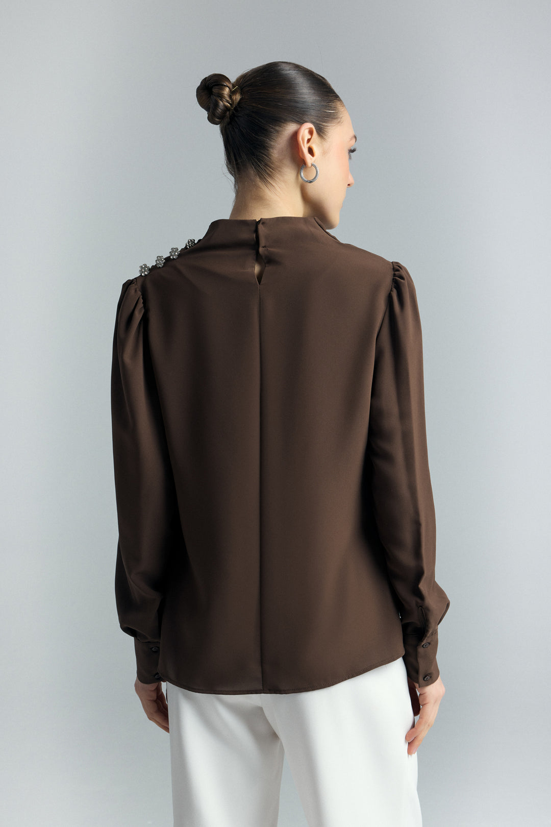 Sateen Blouse à Détails de Boutons et Pierre - Marron