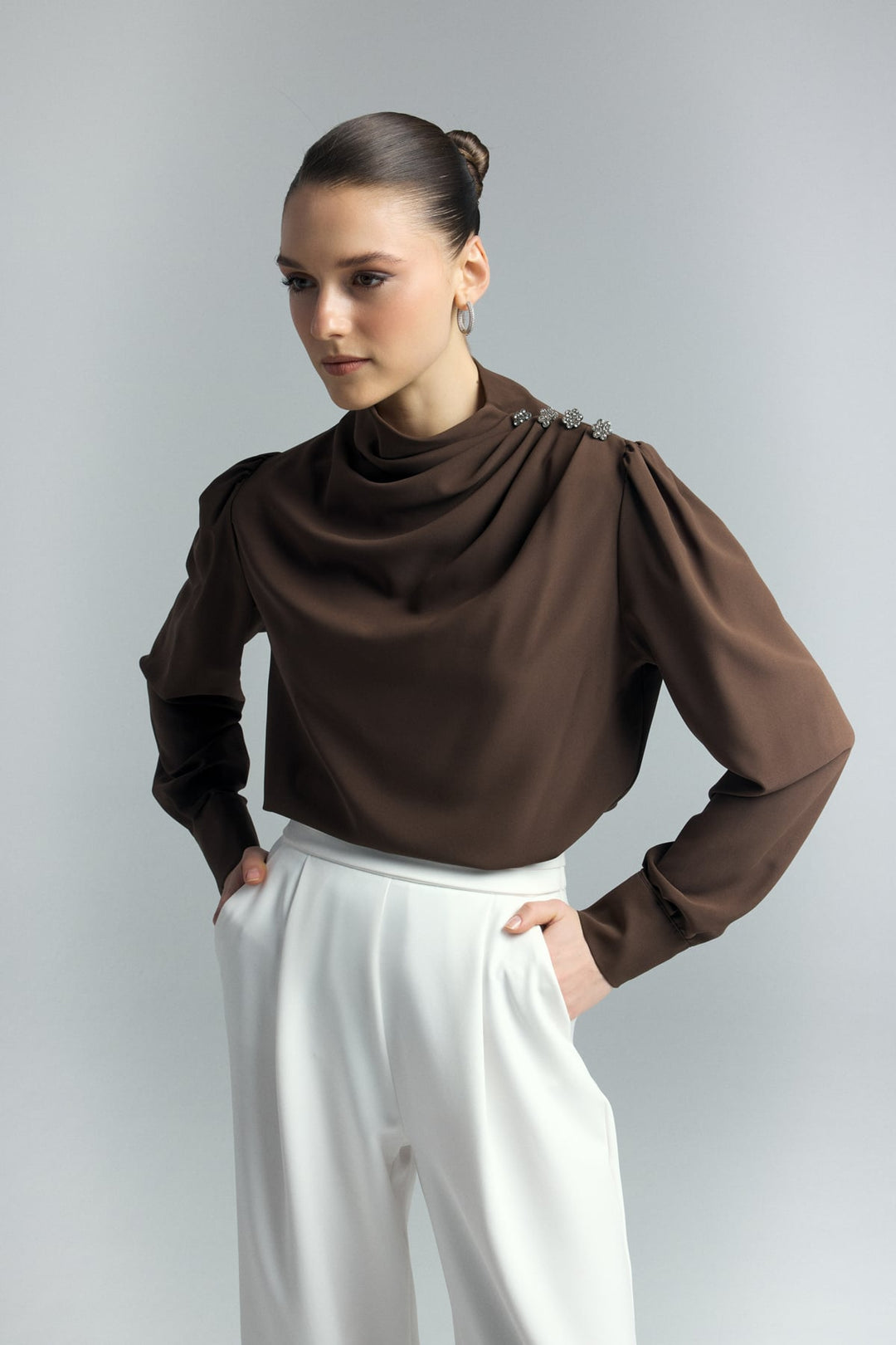 Sateen Blouse à Détails de Boutons et Pierre - Marron