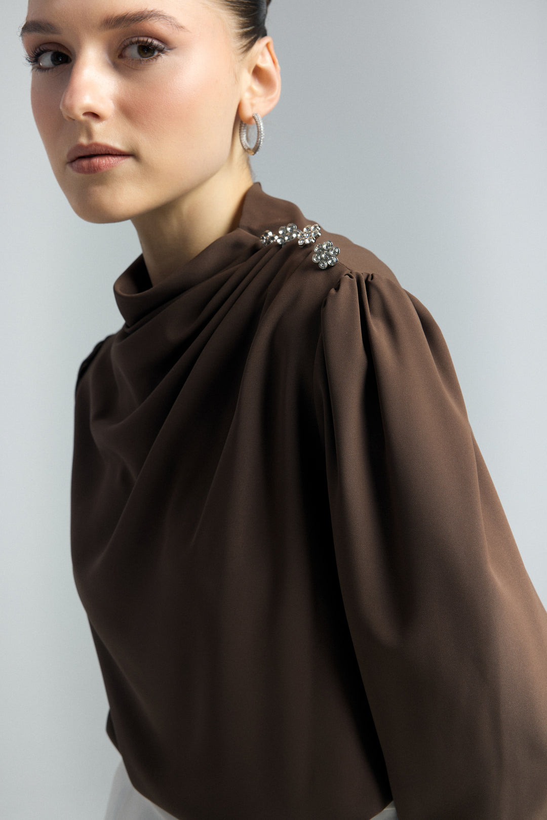 Sateen Blouse à Détails de Boutons et Pierre - Marron