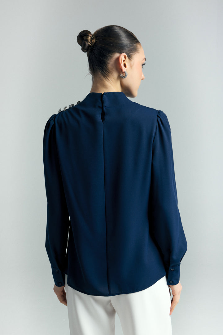 Sateen Blouse avec détails en pierre - Bleu marine